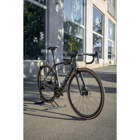 testovací silniční kolo Cervélo R5 Force eTap AXS Five Black